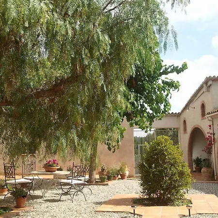 Country house Masia Can Cardus